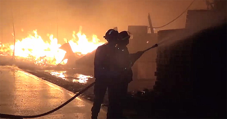 Kebakaran melanda belasan bangunan semi permanen yang dijadikan lapak palet di jalan raya Pantura, Cikarang Timur, Kabupaten Bekasi. Banyaknya bahan mudah terbakar membuat api dengan cepat menghanguskan seluruh bangunan.