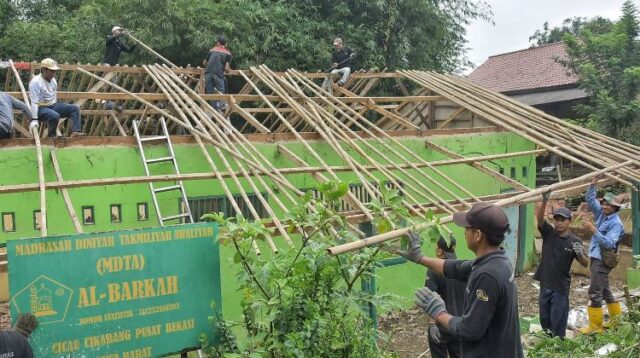 PT Harrosa Darma Nusantara menyalurkan bantuan berupa renovasi total gedung Madrasah Diniyah Takmiliyah Awaliyah (MDTA) Al Barkah di Desa Cicau, Kecamatan Cikarang Pusat, Kabupaten Bekasi. Renovasi ini dilakukan untuk meningkatkan keamanan dan kenyamanan proses belajar mengajar di madrasah tersebut.