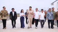 Menteri Perumahan dan Kawasan Permukiman RI Maruarar Sirait (tengah) saat menghadiri peluncuran Program Rumah untuk Karyawan Industri Media di Perumahan Gran Harmoni, Desa Muktiwari, Kecamatan Cibitung, Kabupaten Bekasi, Selasa (06/05).