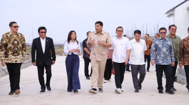 Menteri Perumahan dan Kawasan Permukiman RI Maruarar Sirait (tengah) saat menghadiri peluncuran Program Rumah untuk Karyawan Industri Media di Perumahan Gran Harmoni, Desa Muktiwari, Kecamatan Cibitung, Kabupaten Bekasi, Selasa (06/05).