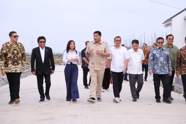 Menteri Perumahan dan Kawasan Permukiman RI Maruarar Sirait (tengah) saat menghadiri peluncuran Program Rumah untuk Karyawan Industri Media di Perumahan Gran Harmoni, Desa Muktiwari, Kecamatan Cibitung, Kabupaten Bekasi, Selasa (06/05).