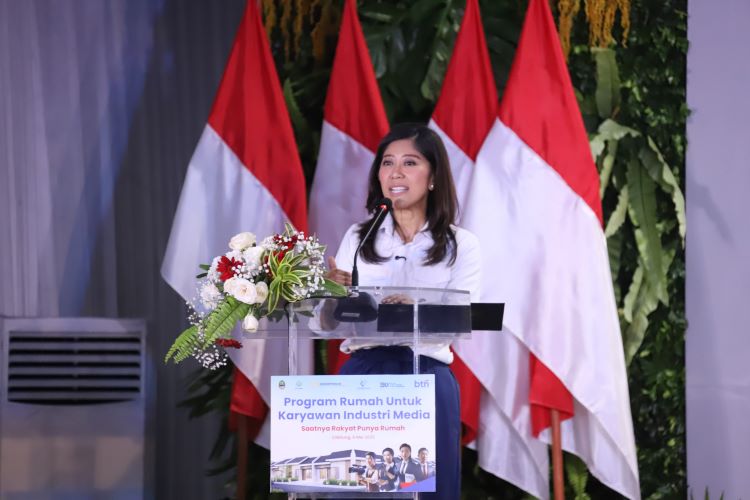 Menteri Komunikasi dan Digital Indonesia, Meutya Hafid saat menghadiri peluncuran Program Rumah untuk Karyawan Industri Media di Perumahan Gran Harmoni, Desa Muktiwari, Kecamatan Cibitung, Kabupaten Bekasi, Selasa (06/05).