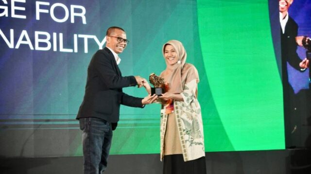 Ema Suranta, seorang nasabah PNM Mekaar, berhasil meraih penghargaan bergengsi pada ajang Mata Lokal Award 2025 untuk sub-kategori Local Ace in Organic Waste Transformation