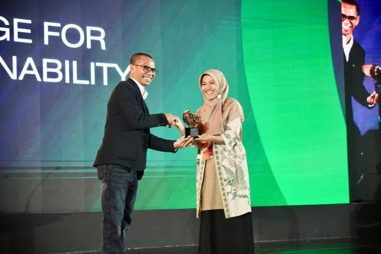 Ema Suranta, seorang nasabah PNM Mekaar, berhasil meraih penghargaan bergengsi pada ajang Mata Lokal Award 2025 untuk sub-kategori Local Ace in Organic Waste Transformation
