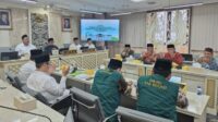 Pengurus Cabang Nahdlatul Ulama (PCNU) Kabupaten Bekasi menyampaikan protes keras terhadap kebijakan Gubernur Jawa Barat, Dedi Mulyadi, yang mewajibkan sekolah menyerahkan ijazah secara sukarela kepada seluruh siswa. Protes ini disampaikan dalam forum audiensi yang melibatkan pengurus PCNU, RMI-NU, Forum Pondok Pesantren, Badan Musyawarah Perguruan Swasta (BMPS), serta perwakilan pesantren. Forum ini diterima oleh pimpinan dan anggota DPRD Jawa Barat.