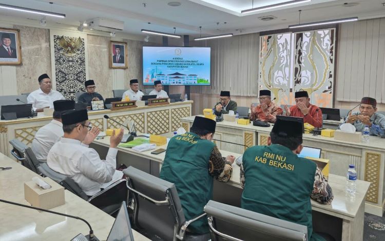 Pengurus Cabang Nahdlatul Ulama (PCNU) Kabupaten Bekasi menyampaikan protes keras terhadap kebijakan Gubernur Jawa Barat, Dedi Mulyadi, yang mewajibkan sekolah menyerahkan ijazah secara sukarela kepada seluruh siswa. Protes ini disampaikan dalam forum audiensi yang melibatkan pengurus PCNU, RMI-NU, Forum Pondok Pesantren, Badan Musyawarah Perguruan Swasta (BMPS), serta perwakilan pesantren. Forum ini diterima oleh pimpinan dan anggota DPRD Jawa Barat.
