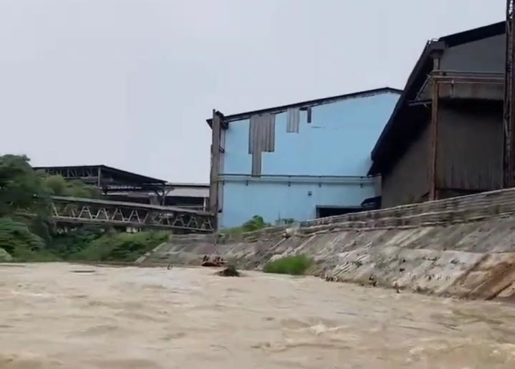 Kondisi sempadan Kali Cikarang di wilayah Desa Sukadanau, Kecamatan Cikarang Barat, Kabupaten Bekasi.