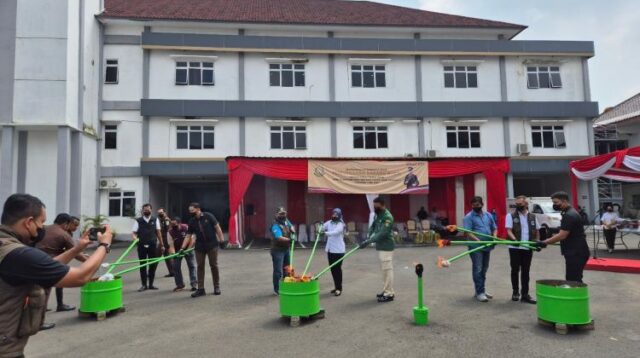Kejaksaan Negeri (Kejari) Kabupaten Bekasi melakukan pemusnahan barang bukti narkoba yang sudah berkekuatan hukum tetap (incraht) di halaman kantor kejaksaan setempat pada Rabu (07/05).