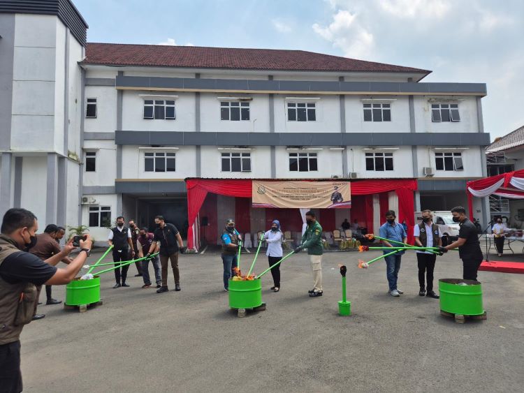 Kejaksaan Negeri (Kejari) Kabupaten Bekasi melakukan pemusnahan barang bukti narkoba yang sudah berkekuatan hukum tetap (incraht) di halaman kantor kejaksaan setempat pada Rabu (07/05).