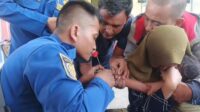 Seorang balita berusia tiga tahun di Kabupaten Bekasi harus dievakuasi ke Markas Komando Dinas Pemadam Kebakaran Kabupaten Bekasi setelah jari telunjuk tangan kirinya tersangkut di gagang sapu. Proses penyelamatan berlangsung menegangkan karena petugas harus berhati-hati agar tidak melukai jari sang anak.