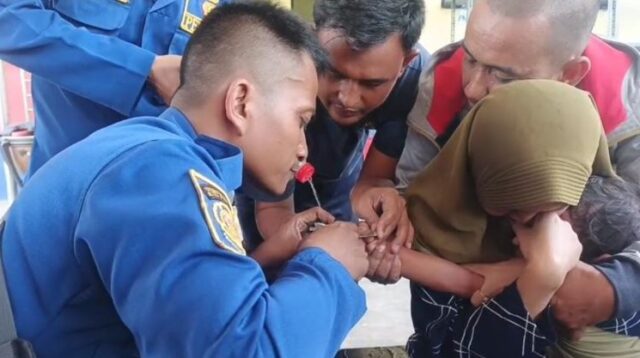 Seorang balita berusia tiga tahun di Kabupaten Bekasi harus dievakuasi ke Markas Komando Dinas Pemadam Kebakaran Kabupaten Bekasi setelah jari telunjuk tangan kirinya tersangkut di gagang sapu. Proses penyelamatan berlangsung menegangkan karena petugas harus berhati-hati agar tidak melukai jari sang anak.