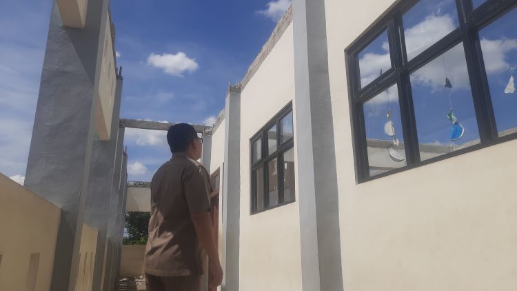 Kondisi SDN Telajung 04 Cikarang Barat masih 'beratap langit' pasca musibah puting beliung yang terjadi pada tanggal 17 Maret 2025 lalu.