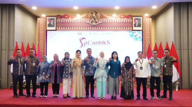 Otoritas Jasa Keuangan (OJK) terus mendorong peningkatan literasi keuangan syariah bagi pengusaha mikro, khususnya perempuan prasejahtera, melalui program Sahabat Ibu Cakap Literasi Keuangan Syariah (SICANTIKS).