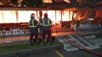 Kebakaran hebat melanda rumah makan Bali Ndeso Resto yang berlokasi di Grand Wisata, Desa Lambangsari, Kecamatan Tambun Selatan, Kabupaten Bekasi, Kamis (08/05) malam.