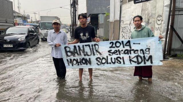 Warga membenatangkan spanduk di Jalan Raya Imam Bonjol, Cikarang Barat dengan tulisan tegas, “Banjir dari 2014, mohon solusinya KDM.” Hal ini menunjukkan frustrasi masyarakat yang sudah bertahun-tahun menghadapi masalah banjir tanpa adanya penyelesaian yang konkret.