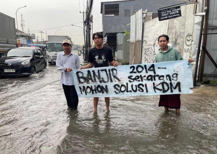Warga membenatangkan spanduk di Jalan Raya Imam Bonjol, Cikarang Barat dengan tulisan tegas, “Banjir dari 2014, mohon solusinya KDM.” Hal ini menunjukkan frustrasi masyarakat yang sudah bertahun-tahun menghadapi masalah banjir tanpa adanya penyelesaian yang konkret.