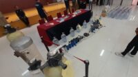 Dari kasus ini, polisi berhasil menyita sejumlah barang bukti, termasuk 50 galon kosong, 5 galon berisi air palsu, puluhan filter dan segel bekas, satu gulung label merek Le Minerale, mesin pompa air, serta toren air berkapasitas 1.000 liter.
