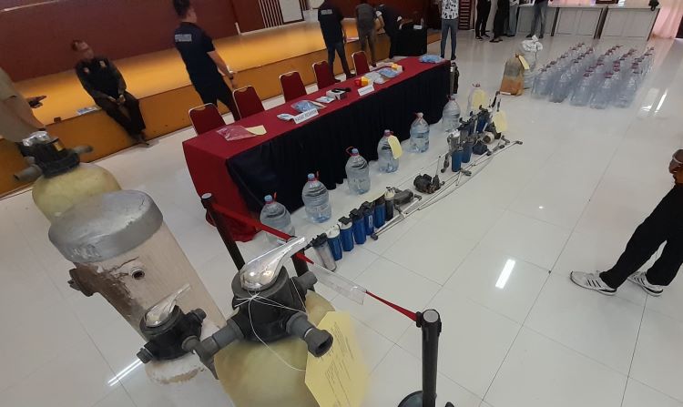 Dari kasus ini, polisi berhasil menyita sejumlah barang bukti, termasuk 50 galon kosong, 5 galon berisi air palsu, puluhan filter dan segel bekas, satu gulung label merek Le Minerale, mesin pompa air, serta toren air berkapasitas 1.000 liter.