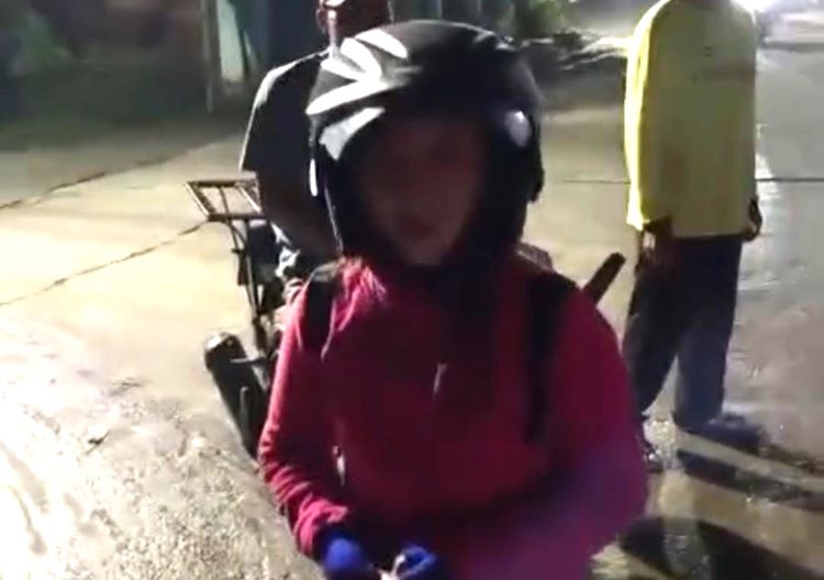 Seorang pengendara wanita diduga menjadi korban aksi pembegalan di Jalan Raya Kali CBL, Persimpangan Jembatan Pulo Puter, Desa Srimahi, Kecamatan Tambun Utara, Kabupaten Bekasi. Kejadian tersebut terekam dalam sebuah video yang beredar luas di media sosial.