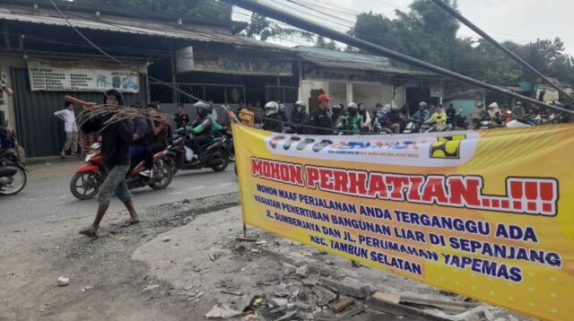 Pemerintah Kabupaten Bekasi mendapati adanya lahan di atas sempadan Kali Baru, Jalan Raya Sumberjaya, Kecamatan Tambun Selatan, yang memiliki sertifikat. Lahan tersebut digunakan untuk berbagai usaha seperti jasa pembuatan kusen, laundry dan rumah toko (ruko).