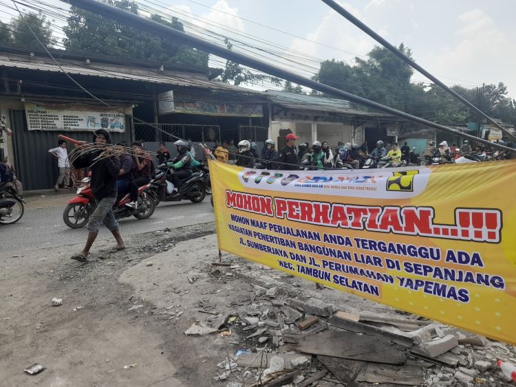 Pemerintah Kabupaten Bekasi mendapati adanya lahan di atas sempadan Kali Baru, Jalan Raya Sumberjaya, Kecamatan Tambun Selatan, yang memiliki sertifikat. Lahan tersebut digunakan untuk berbagai usaha seperti jasa pembuatan kusen, laundry dan rumah toko (ruko).