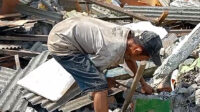 Pembongkaran bangunan liar (bangli) di sempadan kali membawa berkah tersendiri bagi para pencari besi tua di Kabupaten Bekasi.