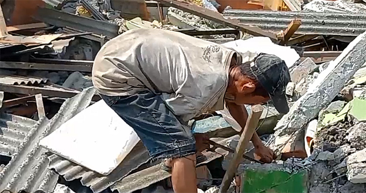 Pembongkaran bangunan liar (bangli) di sempadan kali membawa berkah tersendiri bagi para pencari besi tua di Kabupaten Bekasi.