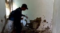 Dari hasil pemeriksaan awal, para pelaku diduga masuk melalui rumah kosong yang berada di samping rumah korban. Mereka kemudian membobol tembok kamar untuk masuk ke dalam rumah.