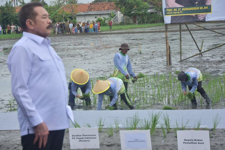 aksa Agung Republik Indonesia, Burhanuddin saat menghadiri acara Jaksa Mandiri Pangan yang berlangsung di Desa Srimahi, Kecamatan Tambun Utara, Kabupaten Bekasi.