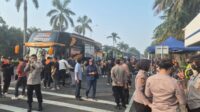 Di kawasan industri East Jakarta Industrial Park (EJIP) Cikarang, 50 lebih armada bus berisi penuh massa buruh serta puluhan kendaraan roda empat diberangkatkan menuju Monas, Jakarta untuk mengikuti peringatan Hari Buruh Internasional (May Day) 2025.