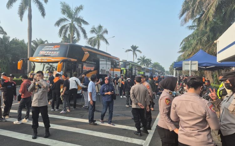 Di kawasan industri East Jakarta Industrial Park (EJIP) Cikarang, 50 lebih armada bus berisi penuh massa buruh serta puluhan kendaraan roda empat diberangkatkan menuju Monas, Jakarta untuk mengikuti peringatan Hari Buruh Internasional (May Day) 2025.