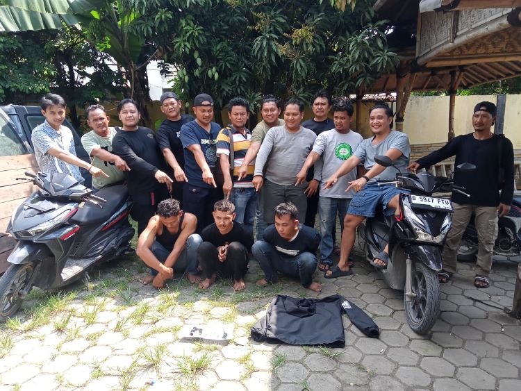 Kepolisian berhasil membongkar sindikat pencurian sepeda motor yang selama ini meresahkan masyarakat. Sindikat tersebut diketahui telah melakukan aksi pencurian di 19 lokasi berbeda sebelum akhirnya diringkus oleh pihak kepolisian di Kecamatan Sukatani, Kabupaten Bekasi.