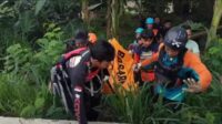 Tim SAR Gabungan mengevakuasi jasad korban yang ditemukan dalam kondisi telungkup dan terapung di aliran Kali CBL, sekitar 1,7 kilometer dari lokasi kejadian, Minggu (25/05) pagi.