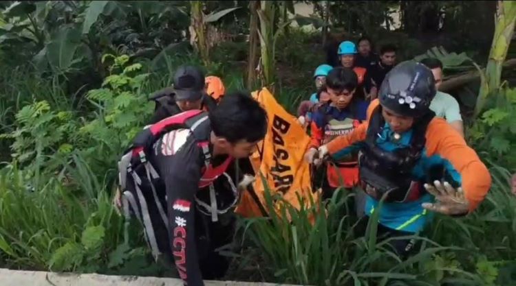 Tim SAR Gabungan mengevakuasi jasad korban yang ditemukan dalam kondisi telungkup dan terapung di aliran Kali CBL, sekitar 1,7 kilometer dari lokasi kejadian, Minggu (25/05) pagi.