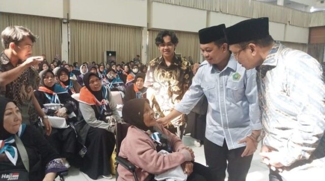 Penyelenggaraan ibadah haji tahun 2025 mencatat kehadiran seorang jamaah haji tertua dari Jawa Barat yang berusia 108 tahun. Jamaah tersebut bernama Sumbuk Soma Dikrama, berasal dari Kecamatan Tambun, Kabupaten Bekasi