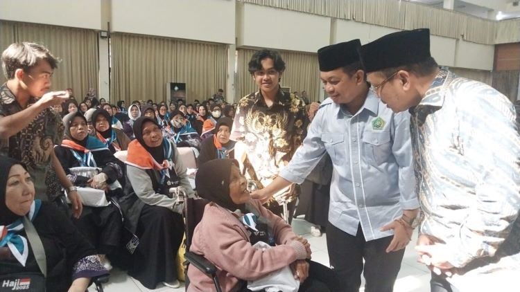 Penyelenggaraan ibadah haji tahun 2025 mencatat kehadiran seorang jamaah haji tertua dari Jawa Barat yang berusia 108 tahun. Jamaah tersebut bernama Sumbuk Soma Dikrama, berasal dari Kecamatan Tambun, Kabupaten Bekasi