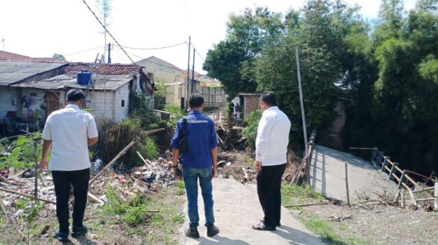 Sekretaris Daerah Kabupaten Bekasi, Dedy Supriyadi didampingi Camat Cibitung Encun Sunarto saat meninjau kondisi jembatan Kali Sadang yang ambruk di Kelurahan Wanasari, Kecamatan Cibitung, Kabupaten Bekasi, Rabu (14/05).