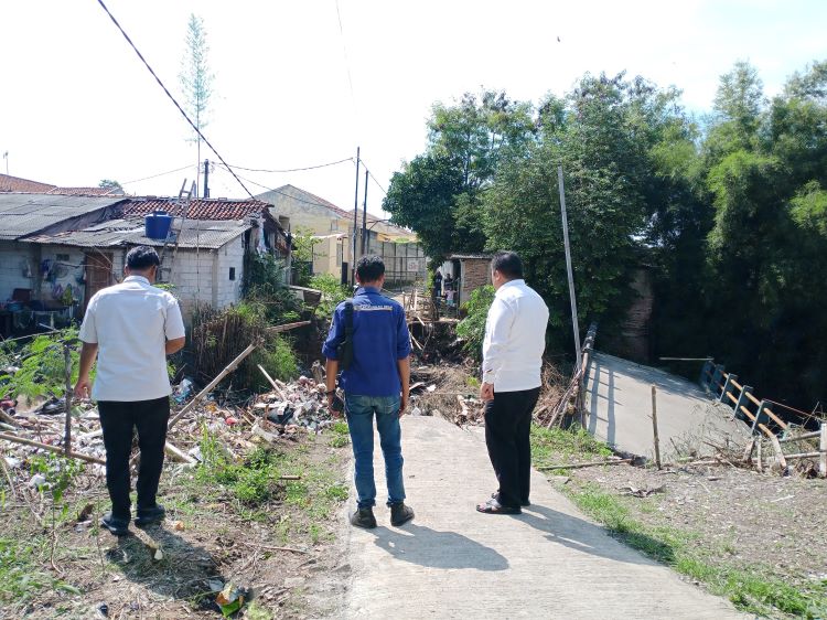 Sekretaris Daerah Kabupaten Bekasi, Dedy Supriyadi didampingi Camat Cibitung Encun Sunarto saat meninjau kondisi jembatan Kali Sadang yang ambruk di Kelurahan Wanasari, Kecamatan Cibitung, Kabupaten Bekasi, Rabu (14/05).
