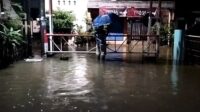 Banjir menerjang pemukiman warga di Perumahan Kartika Wanasari, Kecamatan Cibitung, Kabupaten Bekasi akibat hujan deras yang mengguyur kawasan tersebut pada Minggu (18/05) sore.