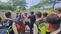 Screenshoot rekaman video terkait kericuhan antara seorang warga dengan sejumlah petugas Satuan Pengamanan (Satpam) di sebuah proyek pembangunan di kawasan Kota Deltamas, Desa Pasir Ranji, Kecamatan Cikarang Pusat, Kabupaten Bekasi.
