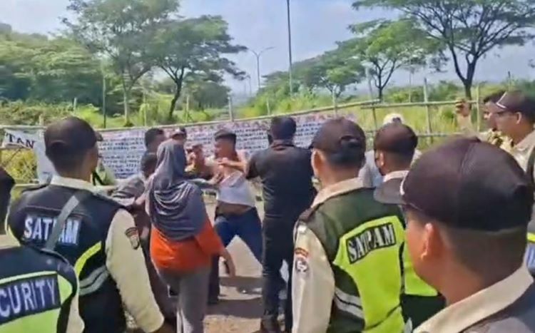 Screenshoot rekaman video terkait kericuhan antara seorang warga dengan sejumlah petugas Satuan Pengamanan (Satpam) di sebuah proyek pembangunan di kawasan Kota Deltamas, Desa Pasir Ranji, Kecamatan Cikarang Pusat, Kabupaten Bekasi.