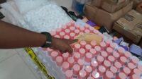 Para pelaku sengaja memalsukan merek yang sudah dikenal di pasaran untuk mempercepat penjualan. Kosmetik palsu tersebut kemudian dijual secara online dengan harga miring ke seluruh Indonesia.
