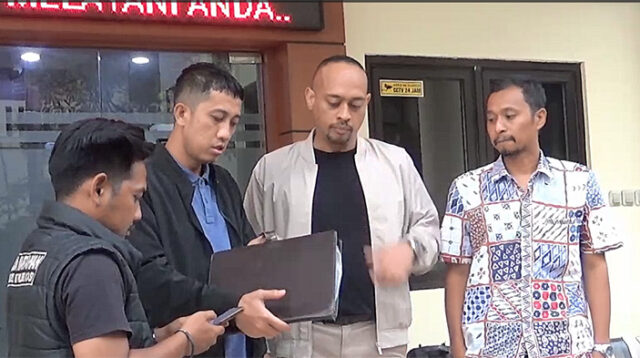 Akbar Yunus, kuasa hukum R saat mendatangi Mapolres Metro Bekasi untuk melaporkan aksi pelecehan yang dialami R oleh atasan ditempatnya bekerja, Minggu (12/05) sore.