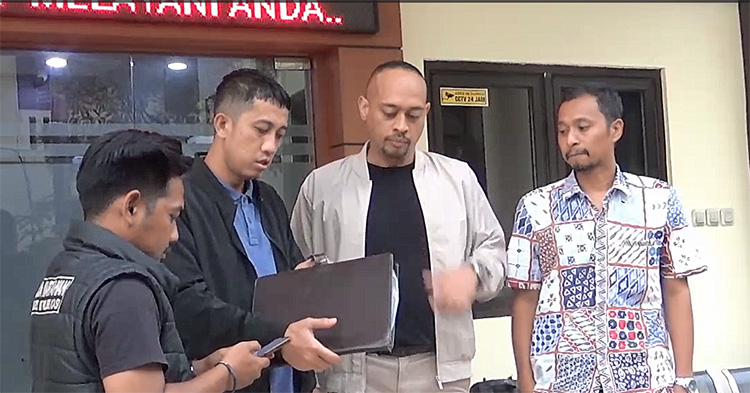 Akbar Yunus, kuasa hukum R saat mendatangi Mapolres Metro Bekasi untuk melaporkan aksi pelecehan yang dialami R oleh atasan ditempatnya bekerja, Minggu (12/05) sore.