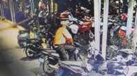 Aksi pencurian motor atau curanmor di area parkir Mall Living World Grand Wisata, Tambun Selatan, Kabupaten Bekasi. Aksi pelaku beratribut layanan pesan antar makanan online tersebut terekam CCTV pada Minggu (04/05) sekitar pukul 21.01 WIB.