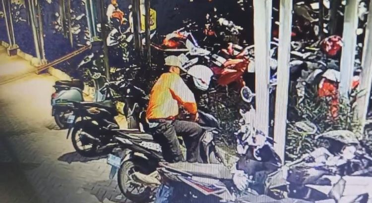 Aksi pencurian motor atau curanmor di area parkir Mall Living World Grand Wisata, Tambun Selatan, Kabupaten Bekasi. Aksi pelaku beratribut layanan pesan antar makanan online tersebut terekam CCTV pada Minggu (04/05) sekitar pukul 21.01 WIB.
