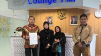 Ketua Fraksi PDI Perjuangan DPRD Kabupaten Bekasi, Nyumarno saat menjemput kepulangan pekerja migran bernama Herawati asal Desa Sukadami, Kecamatan Cikarang Selatan, Kabupaten Bekasi berikut Ria Suswanti dari Cilincing, Jakarta Timur di Kantor Balai Pelayanan Perlindungan Pekerja Migran Indonesia.