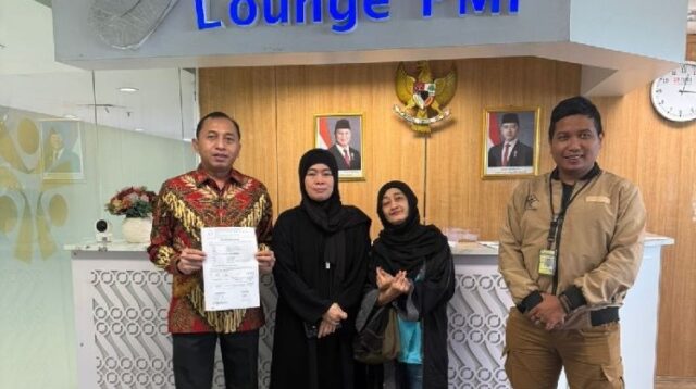 Ketua Fraksi PDI Perjuangan DPRD Kabupaten Bekasi, Nyumarno saat menjemput kepulangan pekerja migran bernama Herawati asal Desa Sukadami, Kecamatan Cikarang Selatan, Kabupaten Bekasi berikut Ria Suswanti dari Cilincing, Jakarta Timur di Kantor Balai Pelayanan Perlindungan Pekerja Migran Indonesia.