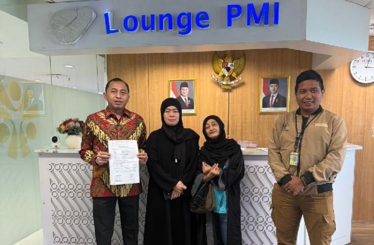 Ketua Fraksi PDI Perjuangan DPRD Kabupaten Bekasi, Nyumarno saat menjemput kepulangan pekerja migran bernama Herawati asal Desa Sukadami, Kecamatan Cikarang Selatan, Kabupaten Bekasi berikut Ria Suswanti dari Cilincing, Jakarta Timur di Kantor Balai Pelayanan Perlindungan Pekerja Migran Indonesia.