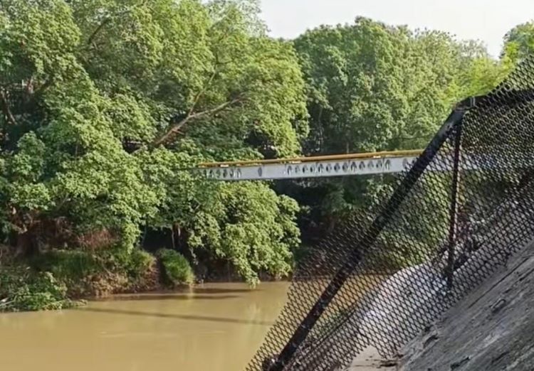 Bantaran Kali Cikarang di Desa Sukadanau, Kecamatan Cikarang Barat, Kabupaten Bekasi, dipagar menggunakan besi dan kawat. Pemasangan pagar tersebut diduga dilakukan oleh pihak perusahaan yang beroperasi di sekitar bantaran sungai tersebut.